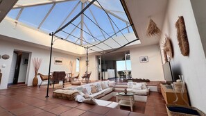 Una Smart TV, una chimenea, libros, un reproductor estéreo