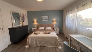 4 habitaciones, escritorio y tabla de planchar con plancha 