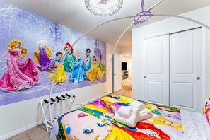 5 habitaciones, tabla de planchar con plancha y cuna de viaje 