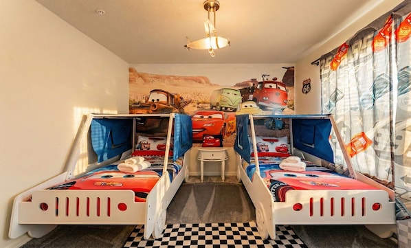 5 habitaciones, tabla de planchar con plancha y cuna de viaje 