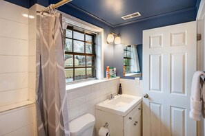 Dusj, hårføner, håndklær og såpe