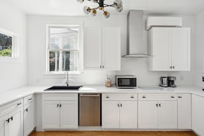 Refrigerador, microondas, lavavajillas y cafetera y tetera 