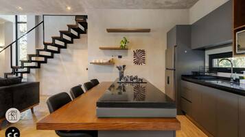 Kühlschrank, Mikrowelle, Herdplatte, Wasserkocher mit Kaffee-/Teezubehör