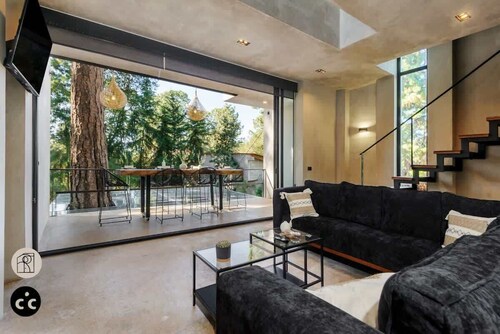 ¡Tranquila Casa en el Bosque con Jacuzzi y Asador!