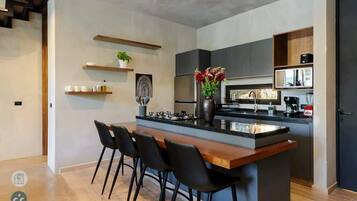 Coffee/tea maker, fridge, microwave, stovetop