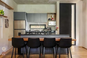 Geladeira, micro-ondas, cooktop, cafeteira/chaleira