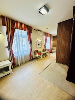 Smart TV - Elegance meets history: A look inside Villa Levoslav House (Sibiu)