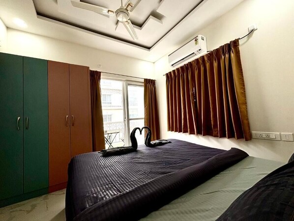 Apartamento econômico, 3 quartos | 3 quartos, roupas de cama premium, edredons de pluma