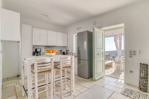 Fridge, microwave, oven, stovetop - Villa Lófos - Jacuzzi and stunning sunset view (Paros)