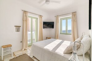 2 bedrooms, desk, iron/ironing board, travel crib - Villa Lófos - Jacuzzi and stunning sunset view (Paros)