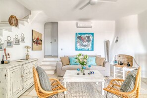 Smart-TV, Kamin, Bücher, Stereoanlage