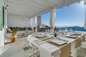 Outdoor dining - Villa Lófos - Jacuzzi and stunning sunset view (Paros)