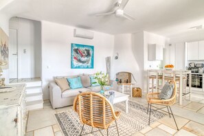 Smart TV, fireplace, books, stereo - Villa Lófos - Jacuzzi and stunning sunset view (Paros)