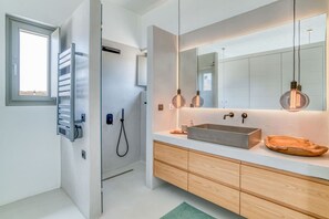 Amenidades de baño gratuitas, secadora de cabello, toallas 