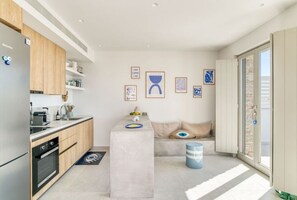Fridge, oven, stovetop, dishwasher