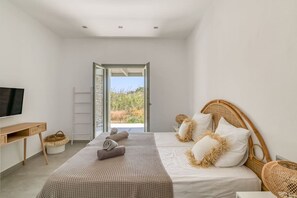 7 soverom, skrivebord, strykejern/-brett og reiseseng for barn