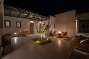 Unclassified image, 4 of 52, button