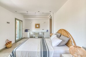 7 slaapkamers, een bureau, een strijkplank/strijkijzer, reisbedje