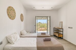 7 Schlafzimmer, Schreibtisch, Bügeleisen/Bügelbrett, Reisekinderbett