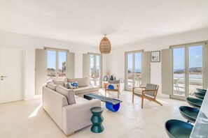 TV connectée, livres, chaîne hi-fi