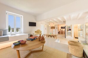 Unclassified image, 3 of 43, button