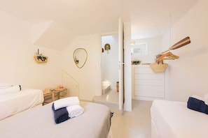 3 chambres, bureau, fer et planche à repasser, lit parapluie