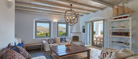 Älytelevisio, takka, pöytätennispöytä, stereot