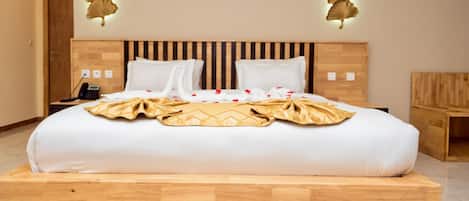 Honeymoon suite, uitzicht op stad | 1 slaapkamer, een kluis op de kamer, een laptopwerkplek, gratis wifi