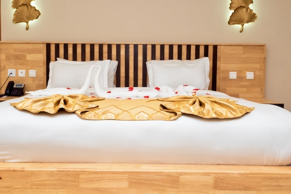 Suite de luna de miel, vista a la ciudad | 1 habitación y caja de seguridad en la habitación