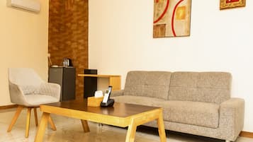 Deluxe-sviitti | 1 makuuhuone, tallelokero huoneessa