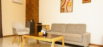 Deluxe Suite | In-room safe, laptop workspace, free WiFi