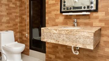 Douche, sĂšche-cheveux, chaussons, serviettes fournies