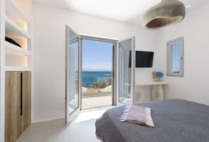 4 slaapkamers, een bureau, een strijkplank/strijkijzer, reisbedje