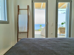 4 bedrooms, desk, iron/ironing board, travel crib