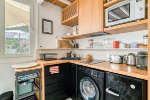 Kjøleskap, mikrobølgeovn, ovn og kokeplater