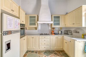 Fridge, microwave, oven, coffee/tea maker