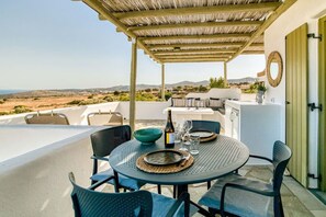 Outdoor dining - Folia House - Overlooking (Aspro Chorio)
