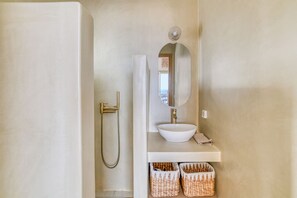 Haartrockner, Handtücher, Toilettenpapier