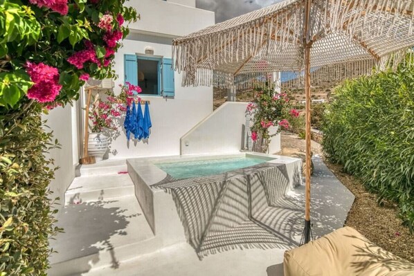 Unclassified image, 1 of 27, button