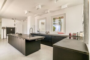 Frigorifero, microonde, forno, piano cottura