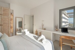 3 bedrooms, desk, iron/ironing board, travel crib