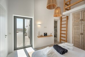 3 soverom, skrivebord, strykejern/-brett og reiseseng for barn