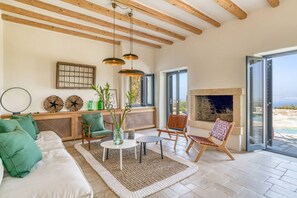 Smart TV, fireplace, stereo