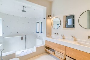 Hair dryer, towels - Villa Hestia - Cycladic Aura (Main House) (Kostos)
