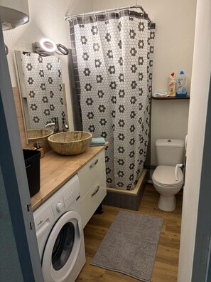 Ducha, toallas, papel higiénico