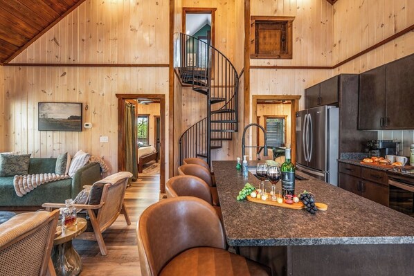 Smart TV, fireplace - New Pigeon Forge Cabin – Private Hot Tub, Game Room & Covered Deck Retreat (Pigeon Forge)