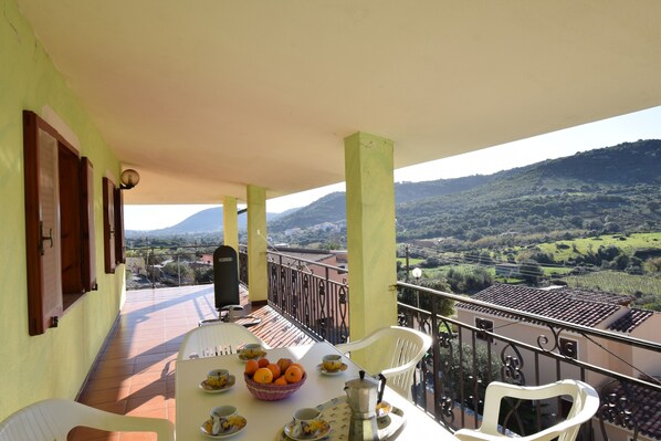Appartamento, vista collina | Terrazza/patio