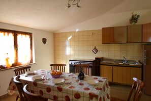 Appartamento, vista collina | Cucina privata | Frigorifero, forno, piano cottura, macchina per caffè espresso