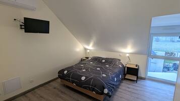 4 bedrooms, bed sheets