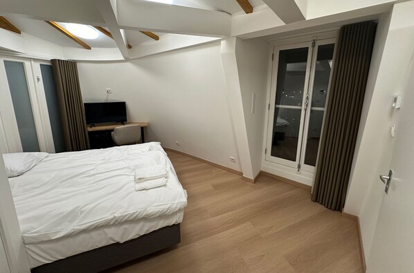 华丽双人房, 私人浴室, 运河景观 | 笔记本电脑工作区、免费 WiFi、床单